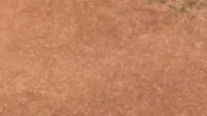 La llamada de ayuda fue captada el lunes por un dron de la agencia de noticias Reuters.