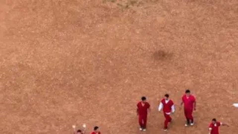 La llamada de ayuda fue captada el lunes por un dron de la agencia de noticias Reuters.