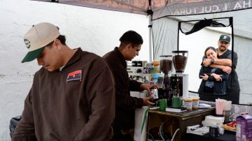 Una vista de la cafetería emergente de la colaboración entre Sergio’s Coffee y El Carrito Cafeinado en Long Beach.