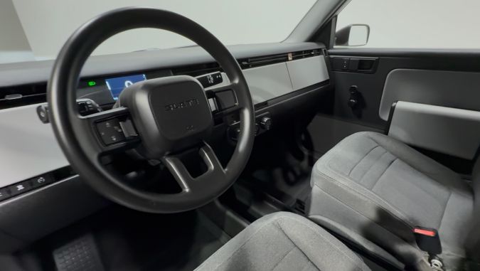 El Slate viene con asientos de Tela, volante recubierto de goma y elevalunas manual.