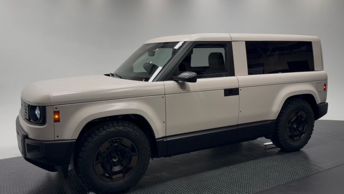 Este SUV es el mismo Slate de las fotos anteriores, pero transformado con paneles para cerrar la caja, techo y segunda fila de asientos. Además, se le colocó un wrap color crema y ruedas todoterreno.