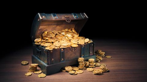 Tesoro con monedas raras y de oro
