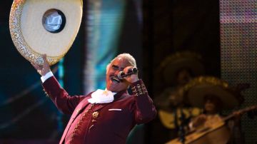 Vicente Fernández, conocido como "El Charro de Huentitán", durante una presentación en traje de charro, ahora inmortalizado en el Registro Nacional de Grabaciones de la Biblioteca del Congreso.