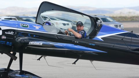 Rob Holland fue un laureado piloto, ostentando el título de 13 veces campeón nacional de acrobacia aérea de Estados Unidos