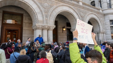 Manifestantes protestaron frente a la corte federal en Milwaukee, después de que la jueza Hannah Dugan fuera arrestada.