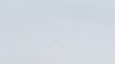 Imágenes impactantes compartidas por el aeropuerto en Oregón muestran la aeronave en el agua mientras los rescatistas luchaban por llevar a los pasajeros y al piloto a tierra firme