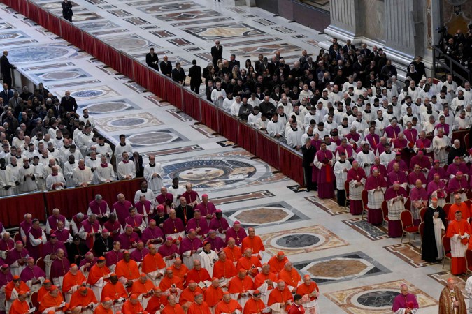 Fieles se despiden del papa Francisco tras el traslado del féretro a la basílica de San Pedro