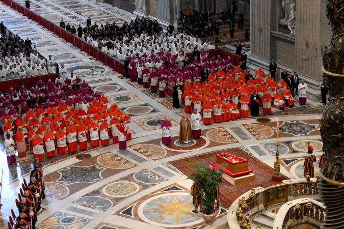 Fieles se despiden del papa Francisco tras el traslado del féretro a la basílica de San Pedro