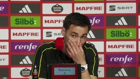 SEVILLA, 25/04/2025.- El árbitro Ricardo de Burgos Bengoetxea ofrece una rueda de prensa este viernes, en Sevilla. El árbitro vasco Ricardo De Burgos Bengoechea, que dirigirá el sábado la final de la Copa del Rey entre el Barcelona y el Real Madrid, lamentó este viernes entre lágrimas "la repercusión de los vídeos de Real Madrid Televisión" contra su estamento, ya que "los hijos de los compañeros oyen decir en el colegio que su padre es un ladrón".EFE/ David Arjona