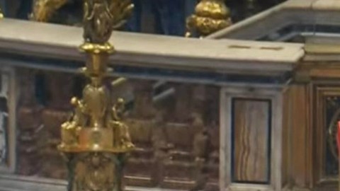 Fieles se despiden del papa Francisco tras el traslado del féretro a la basílica de San Pedro