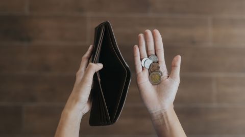 Las "guerras comerciales", como las originadas por nuevos aranceles, afectan directamente el costo de bienes básicos, lo que impacta en tu bolsillo.
