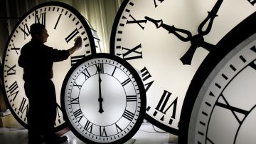 El debate se centra en qué es mejor: mantener el horario estándar o el horario de verano.