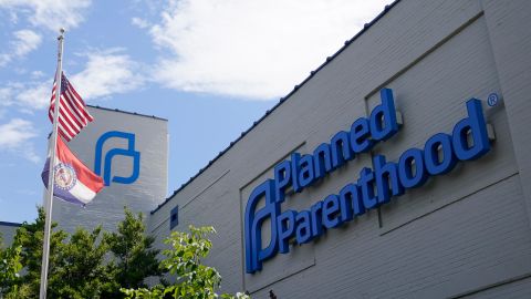 La demanda cuestiona la autoridad del poder ejecutivo para retener el gasto en salud reproductiva bajo el Título X.