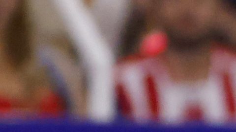 AME816. GUADALAJARA (MÉXICO), 19/04/2025.- Jeremy Márquez (d) de Atlas disputa un balón con Hugo Camberos de Guadalajara este sábado, en un partido de la jornada 17 del Torneo Clausura 2025 de la Liga MX entre Atlas y Guadalajara en el Estadio Jalisco en Guadalajara (México). EFE/ Francisco Guasco