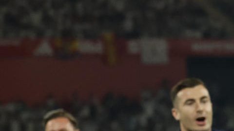 SEVILLA, 26/04/2025.- Los jugadores del FC Barcelona celebran el tercer gol del equipo blaugrana durante el encuentro correspondiente a la final de la Copa del Rey que disputan hoy sábado Real Madrid y FC Barcelona en el estadio de La Cartuja, en Sevilla. EFE / Julio Muñoz.