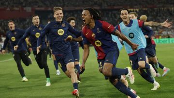 SEVILLA, 26/04/2025.- Los jugadores del FC Barcelona celebran el tercer gol del equipo blaugrana durante el encuentro correspondiente a la final de la Copa del Rey que disputan hoy sábado Real Madrid y FC Barcelona en el estadio de La Cartuja, en Sevilla. EFE / Julio Muñoz.