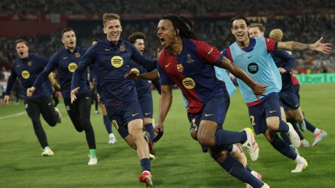 SEVILLA, 26/04/2025.- Los jugadores del FC Barcelona celebran el tercer gol del equipo blaugrana durante el encuentro correspondiente a la final de la Copa del Rey que disputan hoy sábado Real Madrid y FC Barcelona en el estadio de La Cartuja, en Sevilla. EFE / Julio Muñoz.