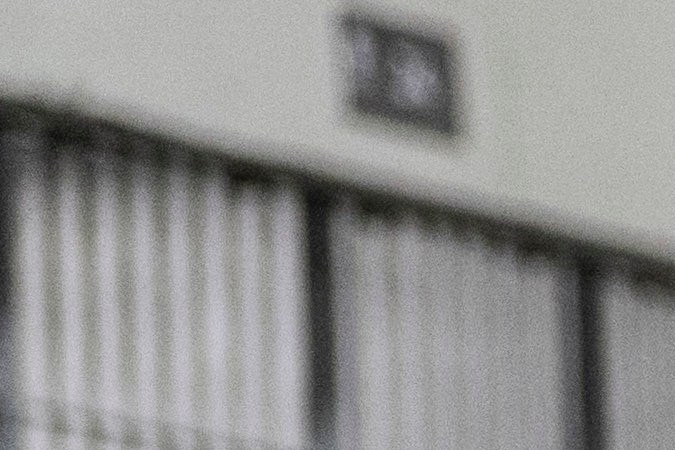 Guardias de CECOT vigilan a los inmigrantes deportados por EE.UU. a El Salvador.