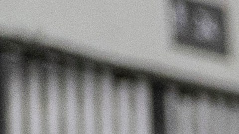 Guardias de CECOT vigilan a los inmigrantes deportados por EE.UU. a El Salvador.
