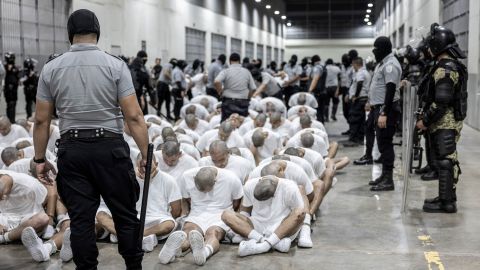 Guardias de CECOT vigilan a los inmigrantes deportados por EE.UU. a El Salvador.