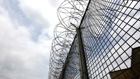La política de ICE para detener a inmigrantes en confinamiento en solitario fue denunciada por ACLU.