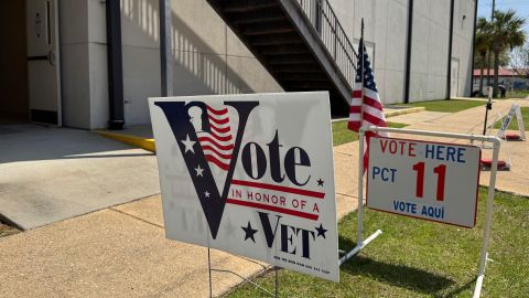 Un cartel indica a los votantes que deben emitir su voto en un centro de votación en Crestview, Florida, el 1 de abril de 2025.
