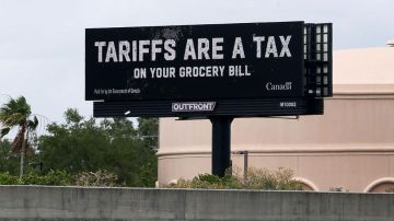 Qué dicen las vallas publicitarias que el gobierno de Canadá instaló en autopistas de EE.UU.