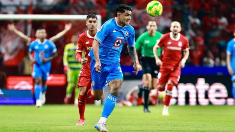 MEX331. TOLUCA (MÉXICO), 19/04/2025.- Gabriel Fernández de Cruz Azul controla un balón este sábado, durante un partido de la jornada 17 del torneo Clausura 2025 de la Liga MX entre Toluca y Cruz Azul en el estadio Nemesio Diez en Toluca (México). EFE/ Felipe Gutiérrez