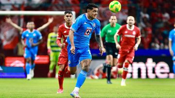 MEX331. TOLUCA (MÉXICO), 19/04/2025.- Gabriel Fernández de Cruz Azul controla un balón este sábado, durante un partido de la jornada 17 del torneo Clausura 2025 de la Liga MX entre Toluca y Cruz Azul en el estadio Nemesio Diez en Toluca (México). EFE/ Felipe Gutiérrez