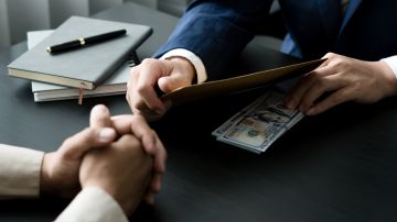 El falso abogado solicitaba dinero para gestionar trámites migratorios y luego exigía más para continuar con los procesos.