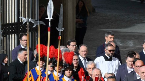 Fieles se despiden del papa Francisco tras el traslado del féretro a la basílica de San Pedro
