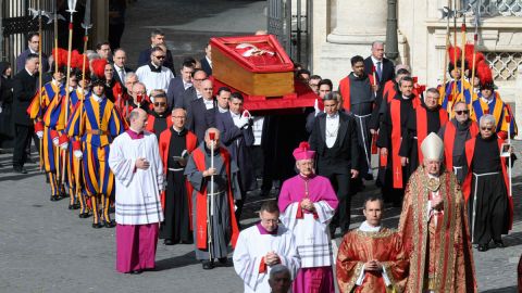 Fieles se despiden del papa Francisco tras el traslado del féretro a la basílica de San Pedro