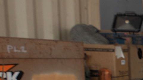 El uso del soplete para cortar metal es una de las cosas que estas mujeres han aprendido durante su tiempo en la construcción.