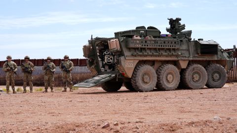 Militares junto a un Stryker M1126 estacionado en la frontera entre EE.UU. y México, como parte de la Fuerza de Tarea Conjunta Frontera Sur, en Douglas, Arizona.