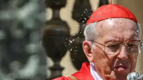 El cardenal Giovanni Battista Re, decano del Colegio Cardenalicio y encargado de oficiar la homilía de las exequias.