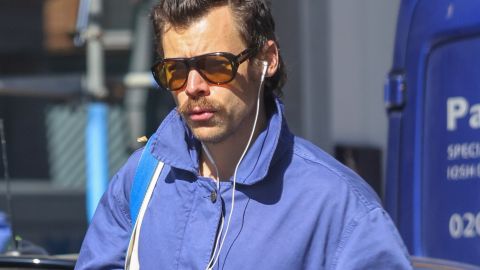 (FOTOS) Harry Styles muestra un nuevo look desaliñado durante su paseo por Londres