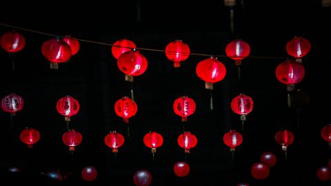 Los faroles rojos son símbolos de la fortuna en la cultura china.