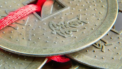 Las monedas chinas actúan como símbolo de riqueza.