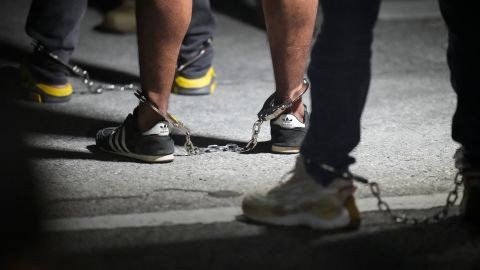 La corte de apelaciones detuvo el proceso que habría declarado al gobierno en desacato por los vuelos de deportados a El Salvador.