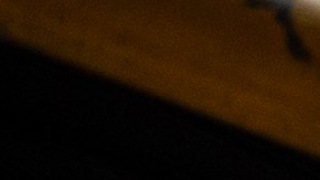 Un hombre enciende velas en la entrada de la discoteca Jet Set donde murieron 221 personas, en Santo Domingo.