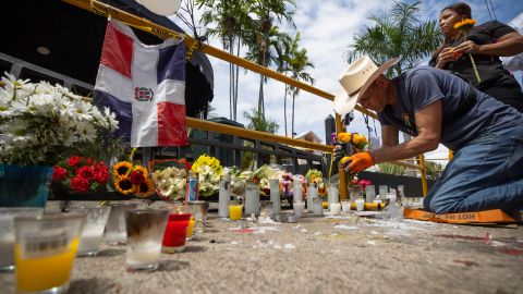 Un hombre enciende velas en la entrada de la discoteca Jet Set donde murieron 221 personas, en Santo Domingo.