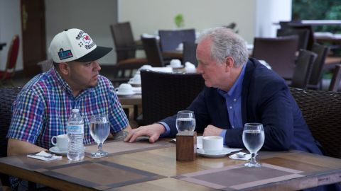 Van Hollen logró reunirse con el salvadoreño Kilmar Ábrego García, deportado a la megacárel Cecot de El Salvador,