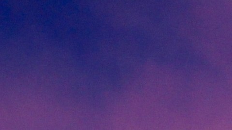 La Luna llena de abril se le conoce como Luna Rosa.