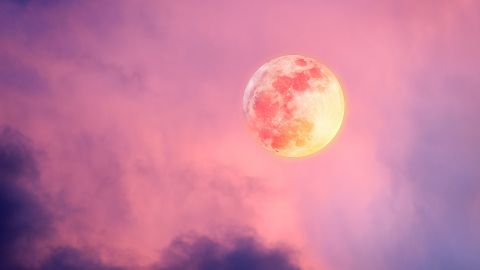 La Luna llena de abril se le conoce como Luna Rosa.