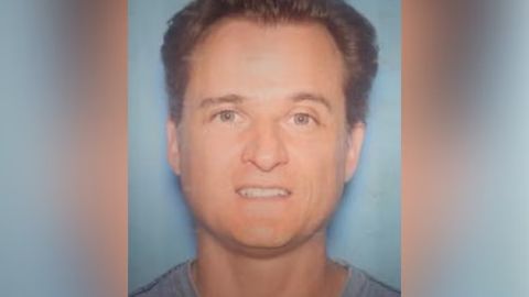 Gerhardt Konig, acusado de atacar brutalmente a su esposa en un sendero de Hawaii, compareció por videoconferencia y negó los cargos.