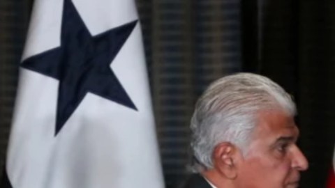 El secretario de Defensa de EE.UU., Pete Hegseth (derecha), junto al presidente de Panamá, José Raúl Mulino.
