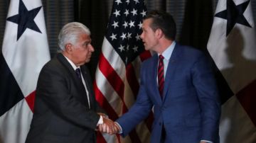 El secretario de Defensa de EE.UU., Pete Hegseth (derecha), junto al presidente de Panamá, José Raúl Mulino.