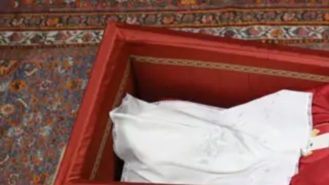 Este viernes se realizó el sellado del féretro con los restos del papa Francisco.