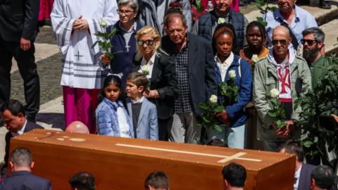 Los últimos en acompañar a Francisco en su viaje final fueron los desheredados de la sociedad.