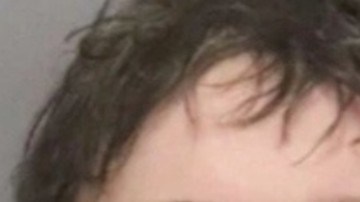 Hombre utilizó dispositivos explosivos caseros para bombardear dos transformadores, causando daños significativos y cortes de energía generalizados.